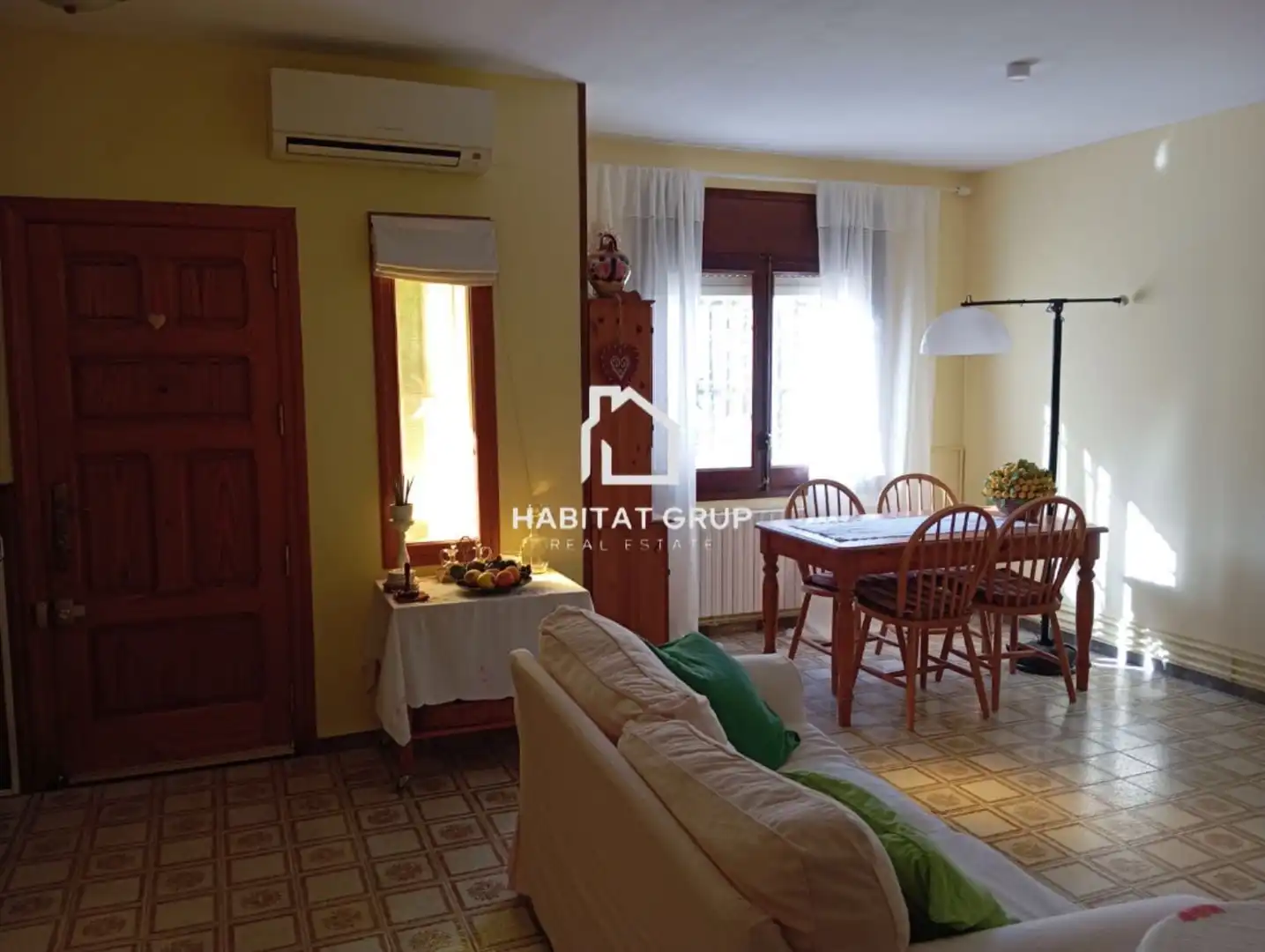 Sala d'estar de Casa adosada en venda en Riells i Viabrea amb Aire condicionat, Calefacció i Jardí privat