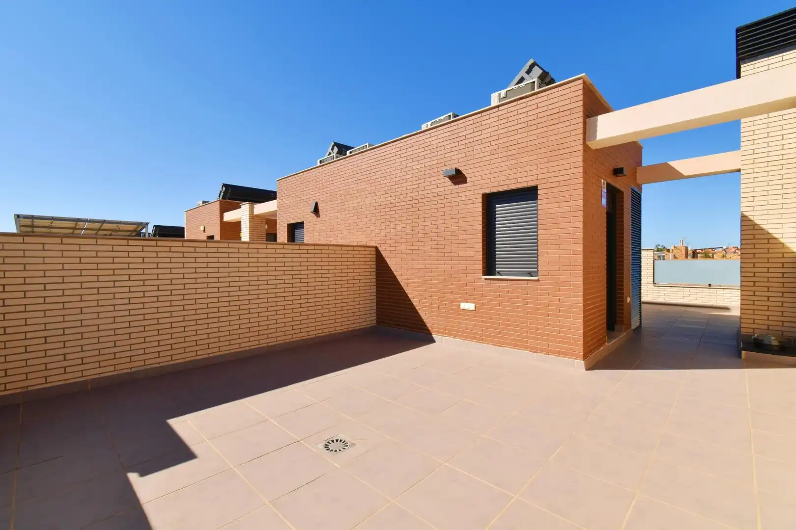 Vista exterior de Casa adosada en venta en Almería con Aire acondicionado, Terraza y Trastero