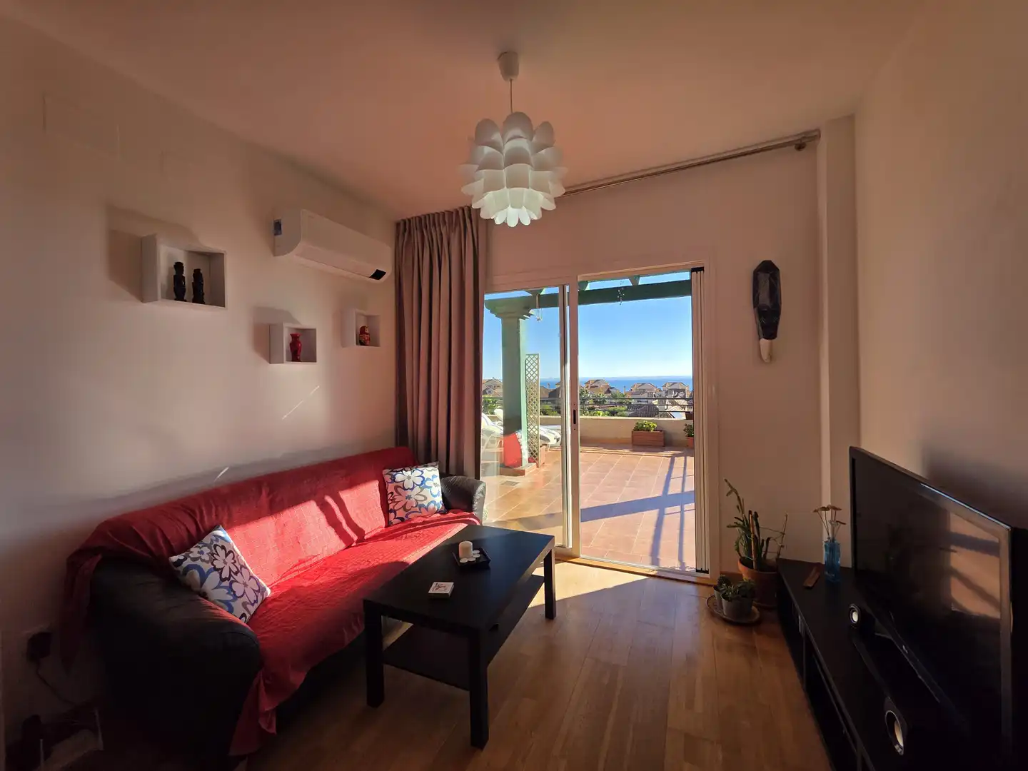 Sala de estar de Apartamento en venta en La Alcaidesa con Aire acondicionado, Terraza y Piscina