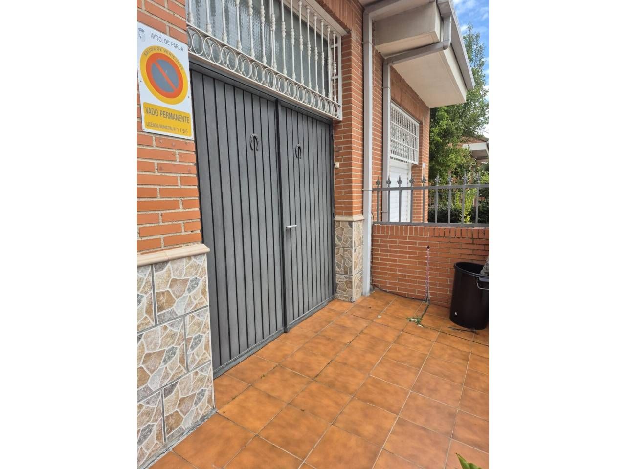 Vista exterior de Casa o chalet en venta en Parla con Calefacción, Jardín privado y Parquet