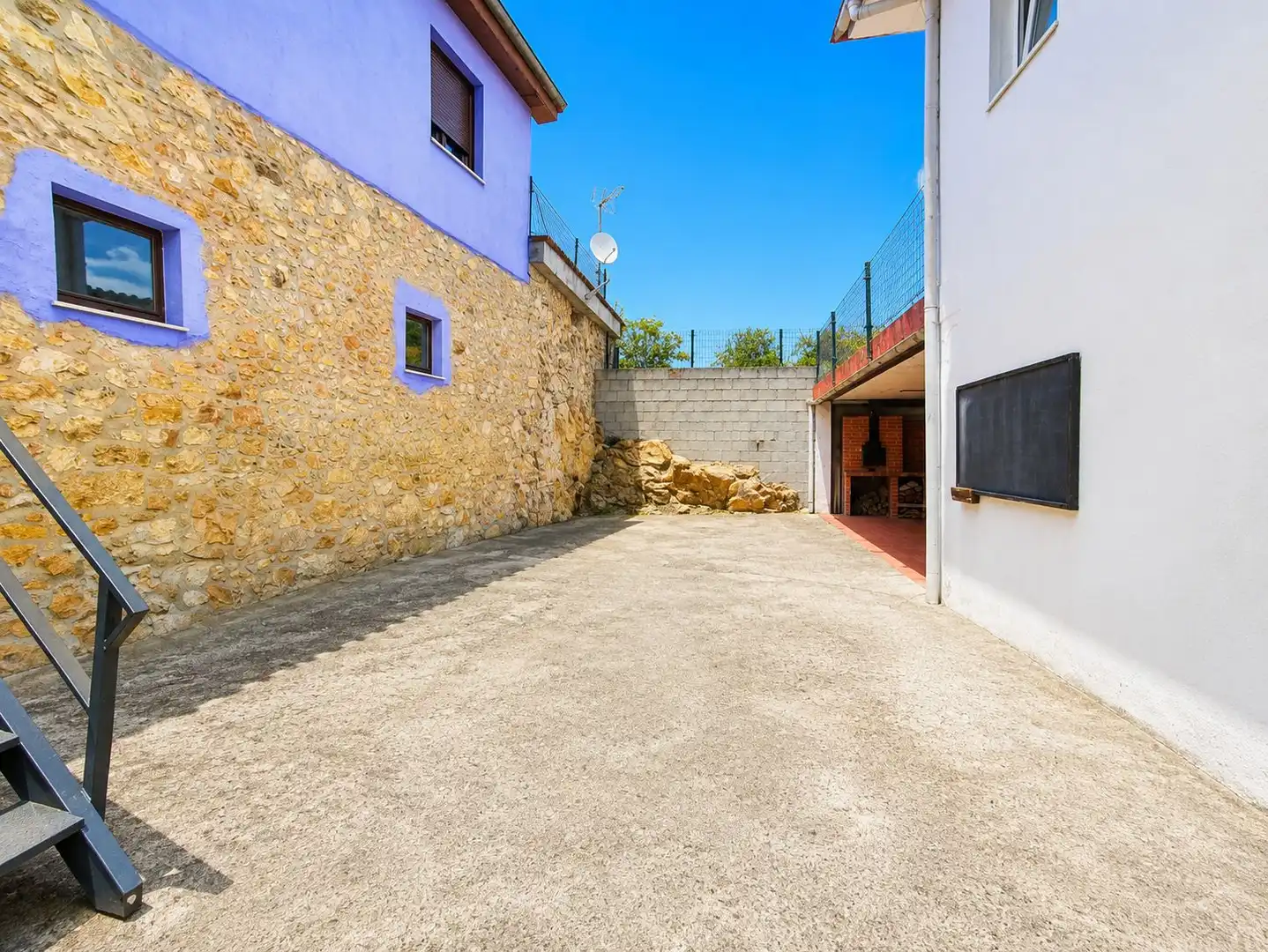 Vista exterior de Casa o xalet en venda en Grado amb Calefacció, Terrassa i Traster