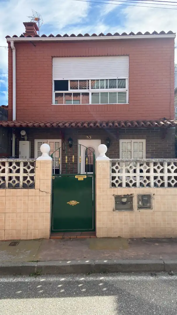 Vista exterior de Casa adosada en venda en Vigo  amb Calefacció i Parquet