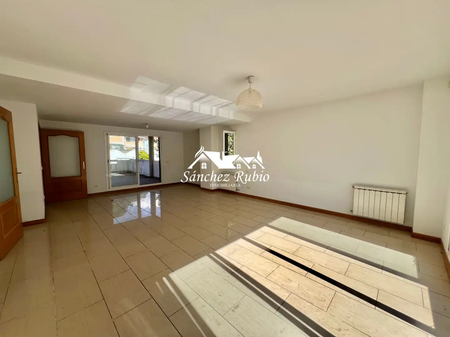 Sala d'estar de Casa adosada en venda en Galapagar amb Calefacció, Jardí privat i Parquet