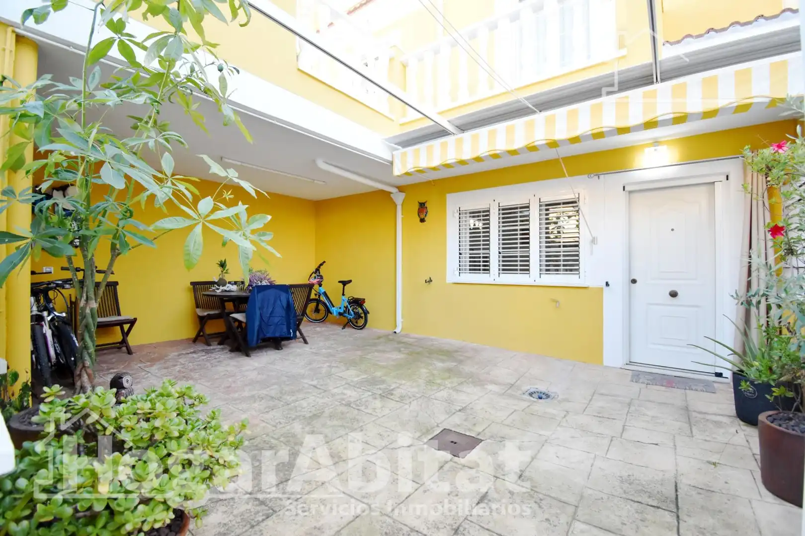 Außenansicht von Einfamilien-Reihenhaus zum Verkauf in Cullera mit Heizung, Terrasse und Abstellraum