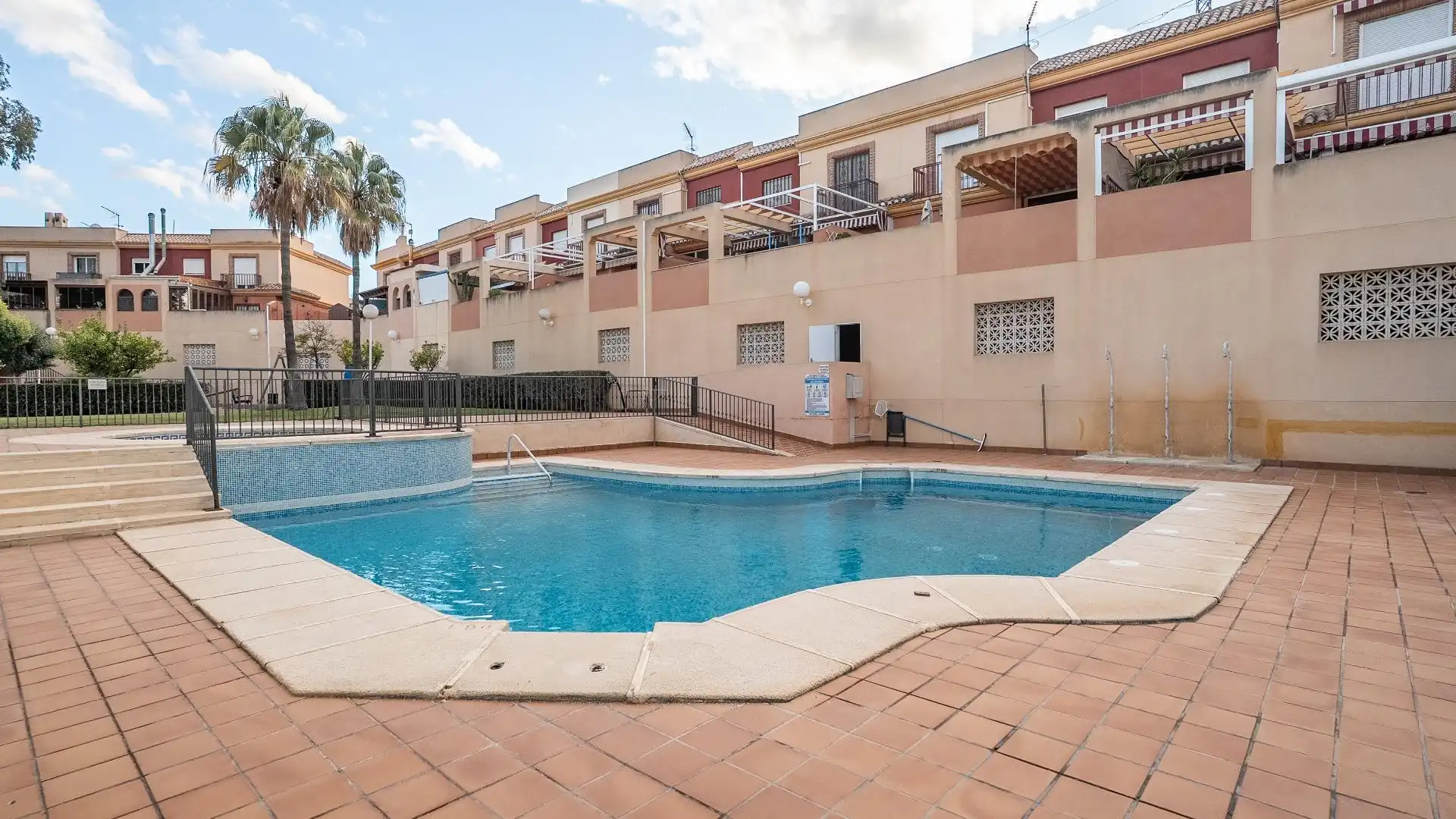 Piscina de Casa adosada en venda en Huércal de Almería amb Aire condicionat, Terrassa i Piscina comunitària