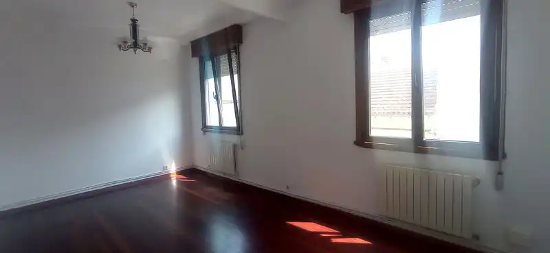 Living room of Flat for rent in Vigo   with Heating, Parquet flooring and Storage room