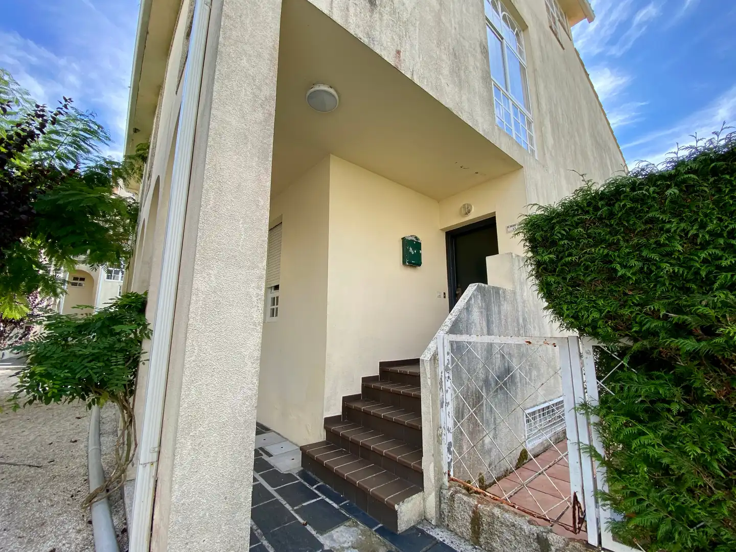 Außenansicht von Einfamilien-Reihenhaus zum Verkauf in O Grove   mit Privatgarten, Terrasse und Abstellraum