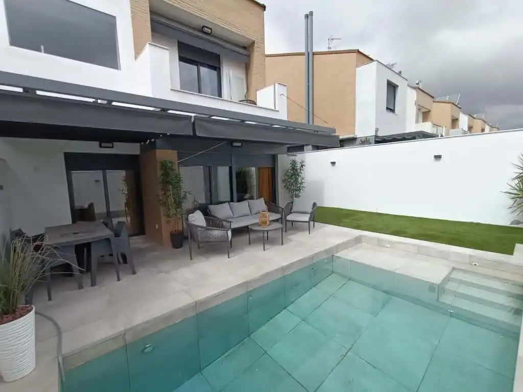 Piscina de Casa adosada en venda en Espartinas amb Aire condicionat, Calefacció i Jardí privat