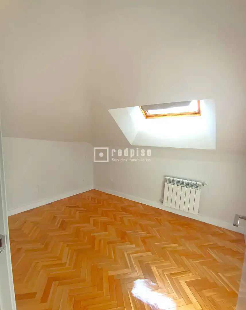 Schlafzimmer von Dachboden zum Verkauf in Madrid mit Klimaanlage, Heizung und Parkett