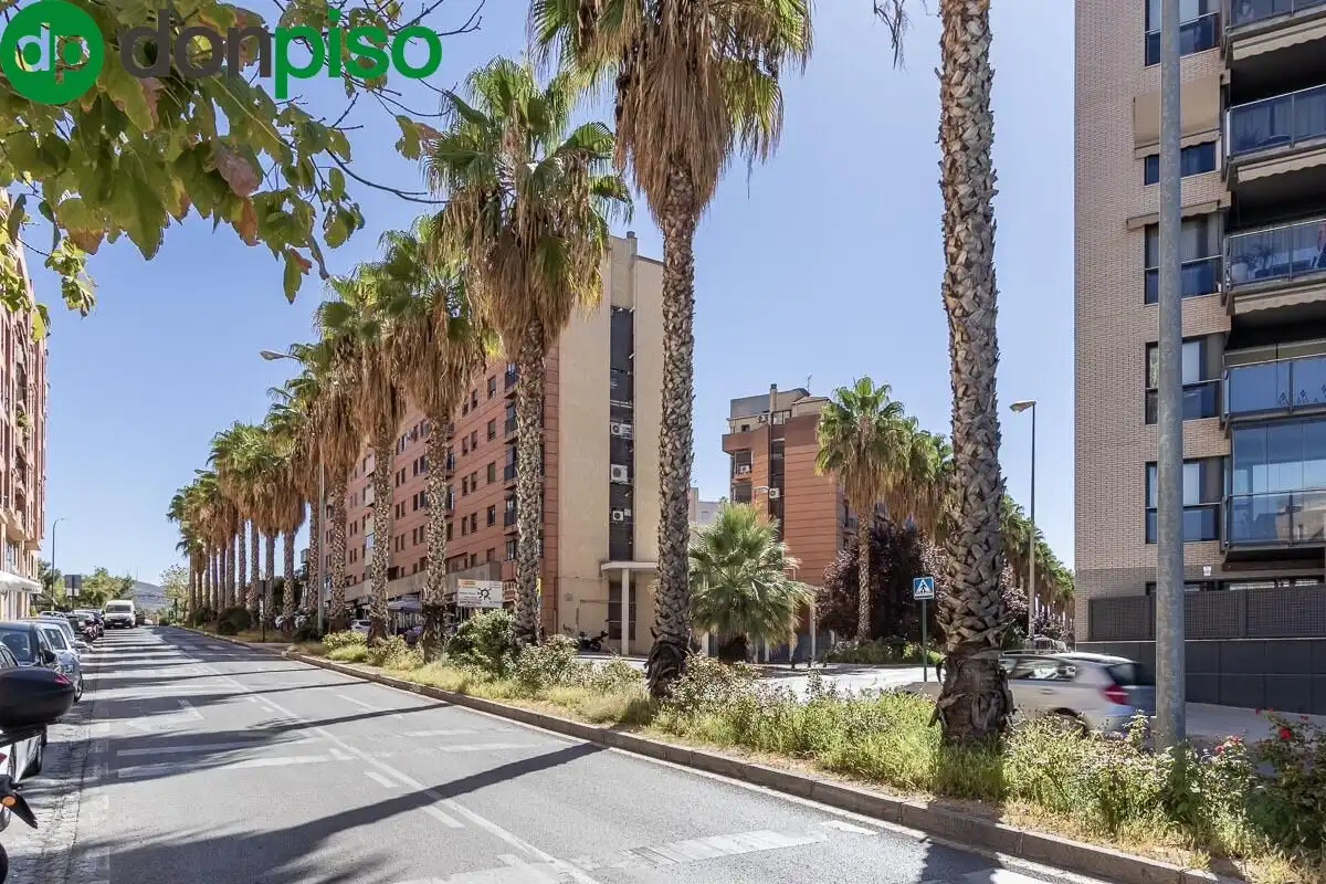 Vista exterior de Pis en venda en Granada amb Aire condicionat, Calefacció i Piscina comunitària