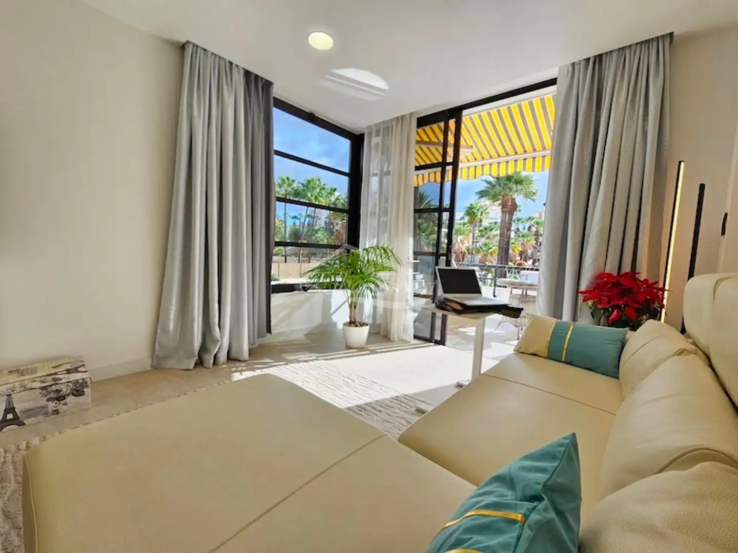 Sala de estar de Piso en venta en Arona con Aire acondicionado, Terraza y Piscina