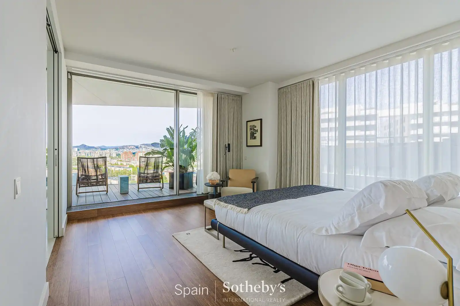 Dormitori de Apartament en venda en Barcelona amb Aire condicionat, Calefacció i Terrassa