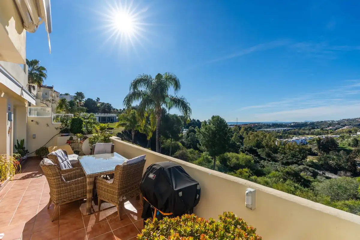 Terrasse von Wohnungen zum Verkauf in Benahavís mit Klimaanlage, Privatgarten und Terrasse