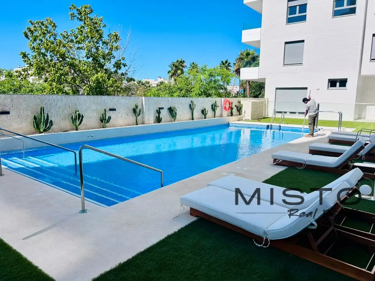 Swimming pool of Flat for rent in Nueva Andalucía
