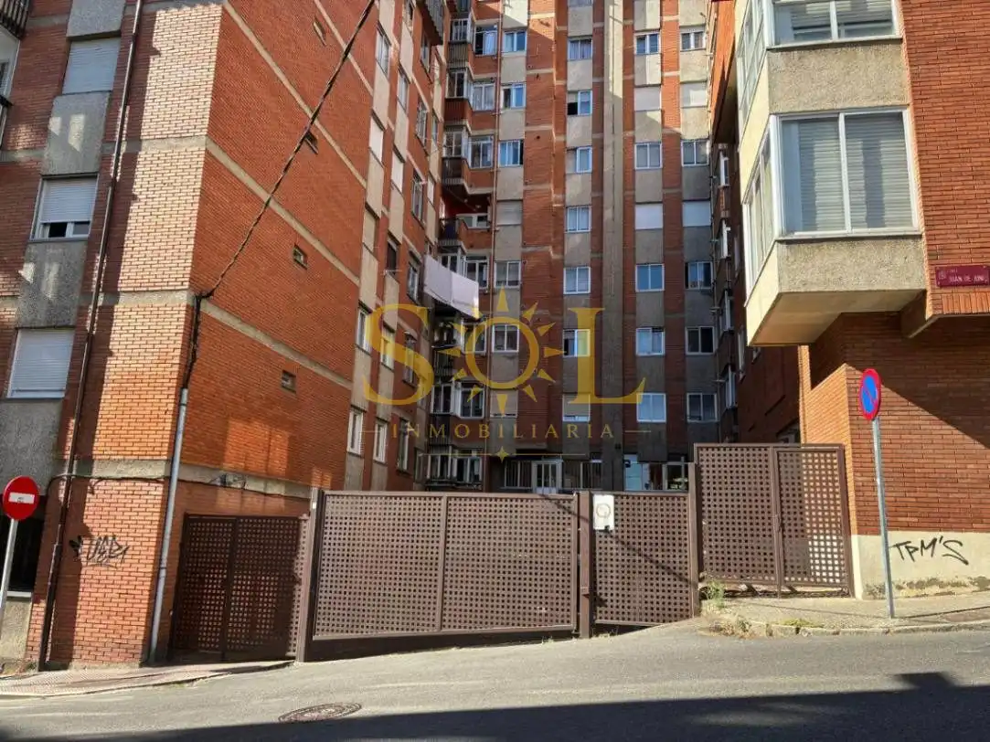Vista exterior de Pis en venda en León Capital  amb Calefacció