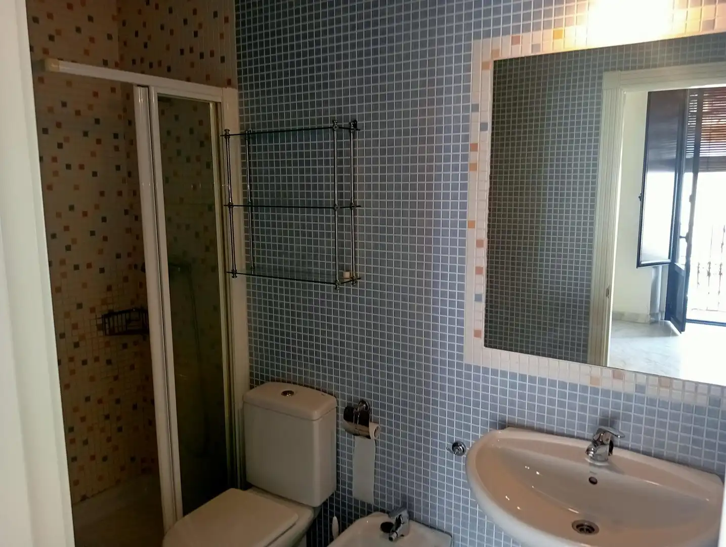 Bathroom of Flat for rent in Sevilla  with Air Conditioner, Storage room and Balcony