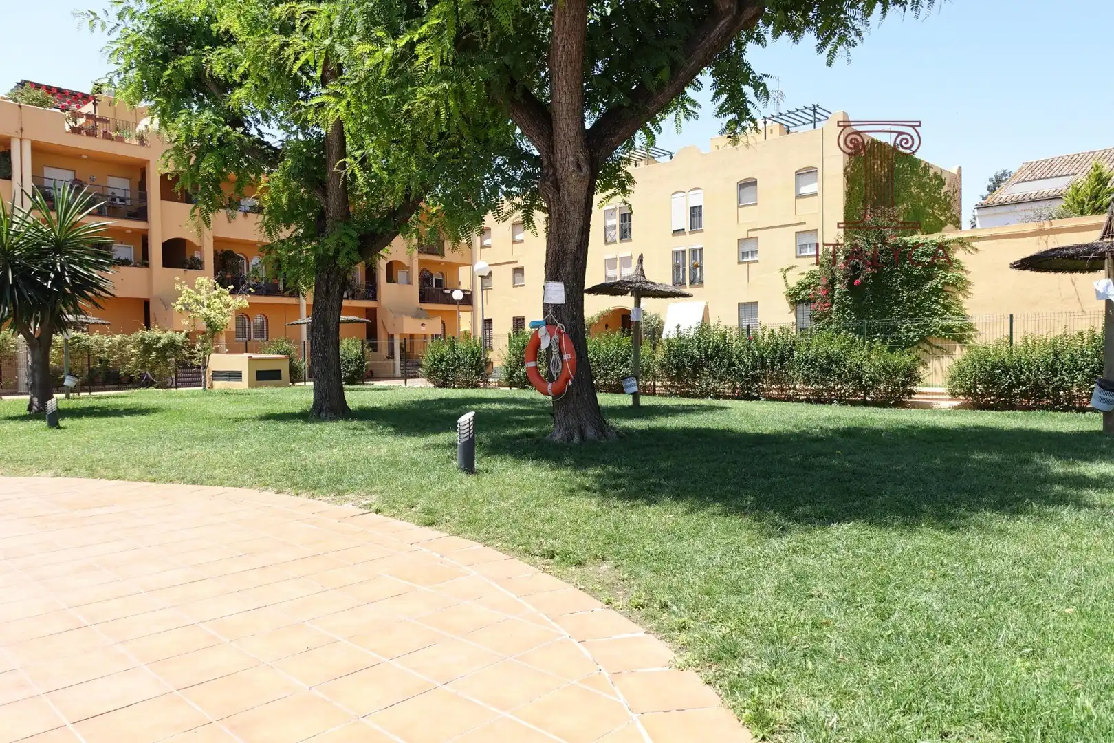 Außenansicht von Einfamilien-Reihenhaus zum Verkauf in San Juan de Aznalfarache mit Klimaanlage, Heizung und Privatgarten