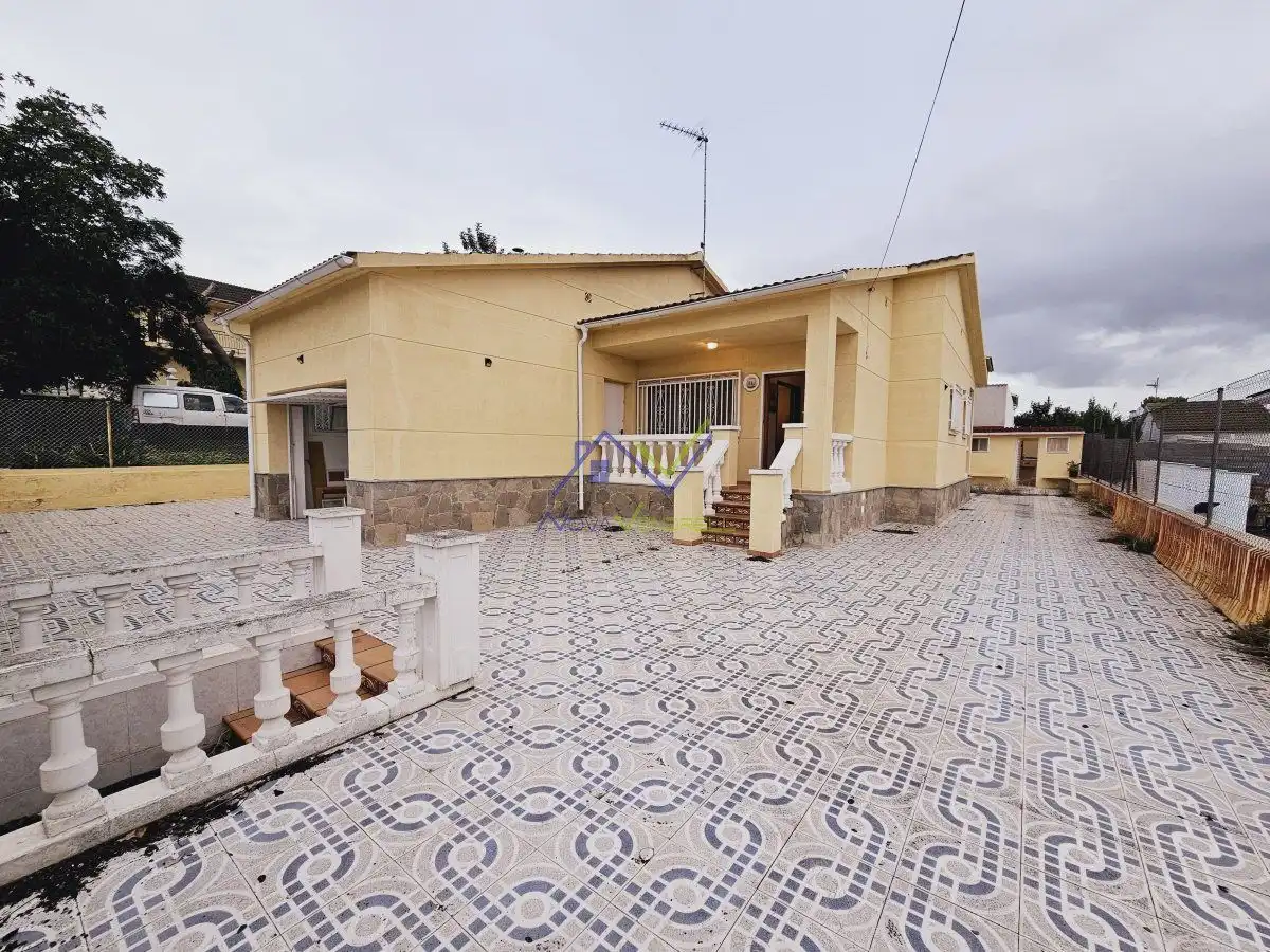 Vista exterior de Casa o xalet en venda en El Vendrell amb Calefacció, Terrassa i Traster