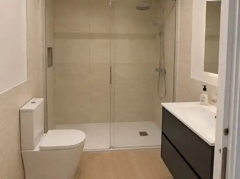 Bany de Pis en venda en Molins de Rei amb Aire condicionat, Terrassa i Piscina