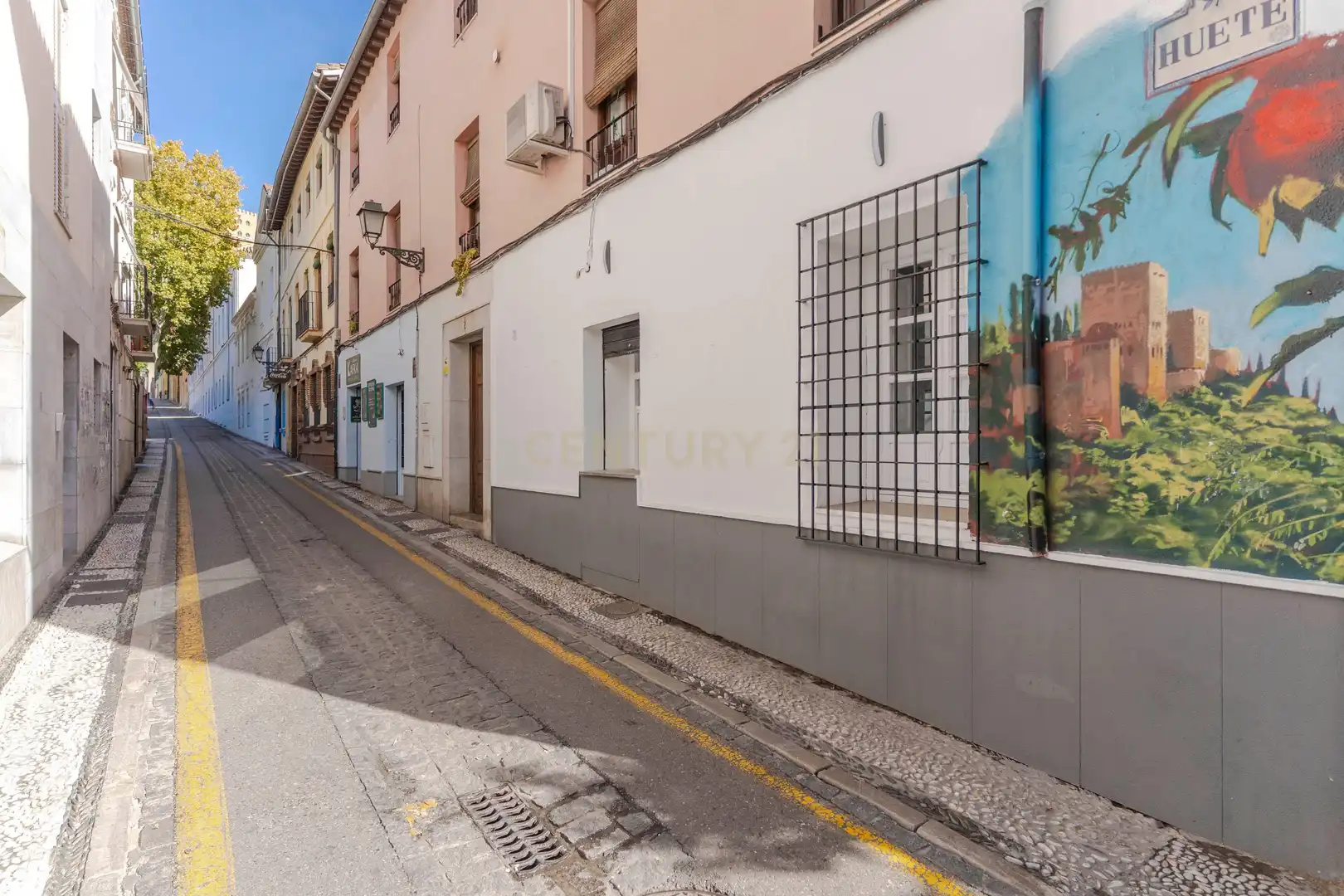 Vista exterior de Local en traspaso en Granada con Aire acondicionado