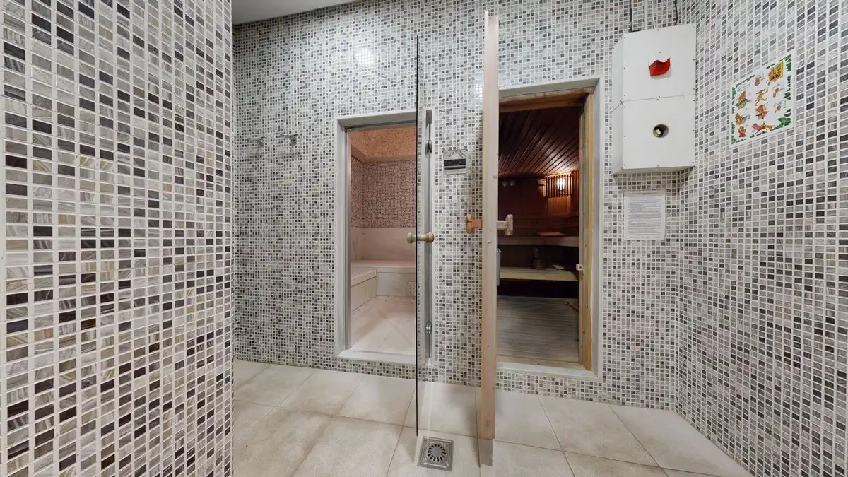 Bathroom of Flat for sale in Estepona  with Air Conditioner, Heating and Terrace