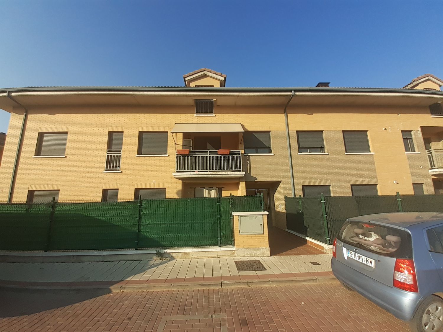 Vista exterior de Pis en venda en Fuensaldaña amb Calefacció, Terrassa i Balcó