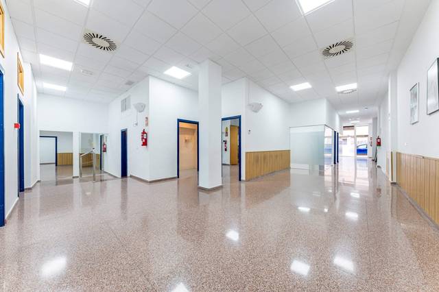 Local comercial en Venta en Calle de Roselló, 17 en Altozano - Conde Lumiares