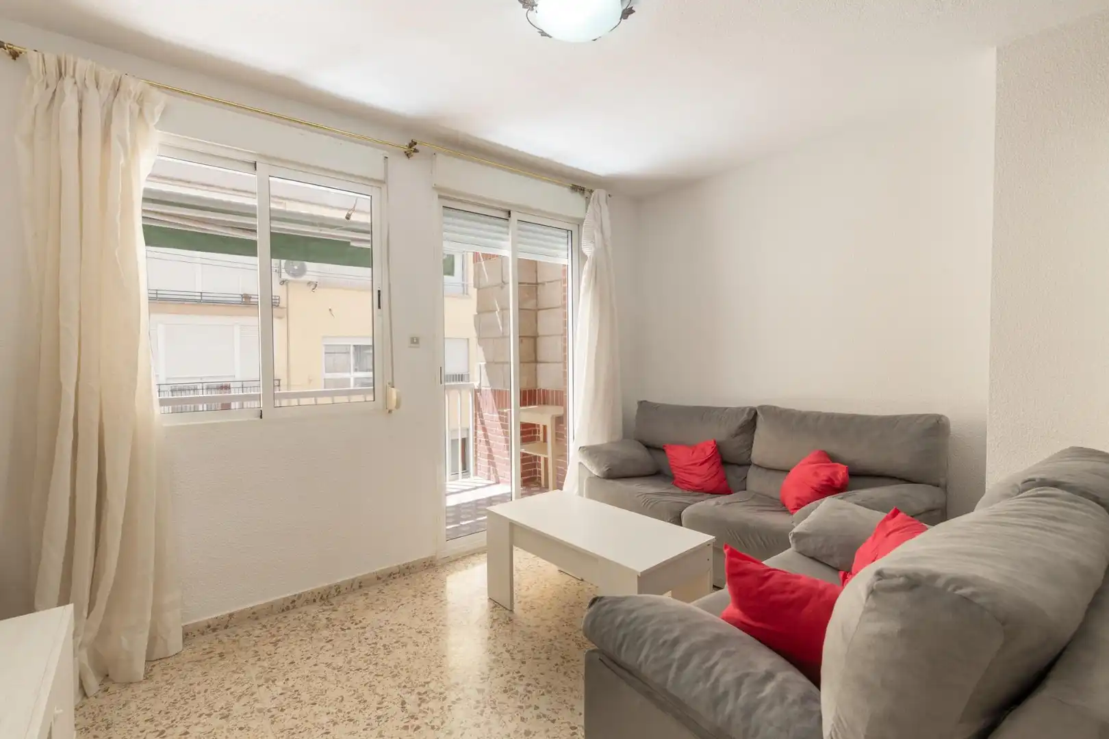 Sala d'estar de Pis en venda en Granada amb Terrassa
