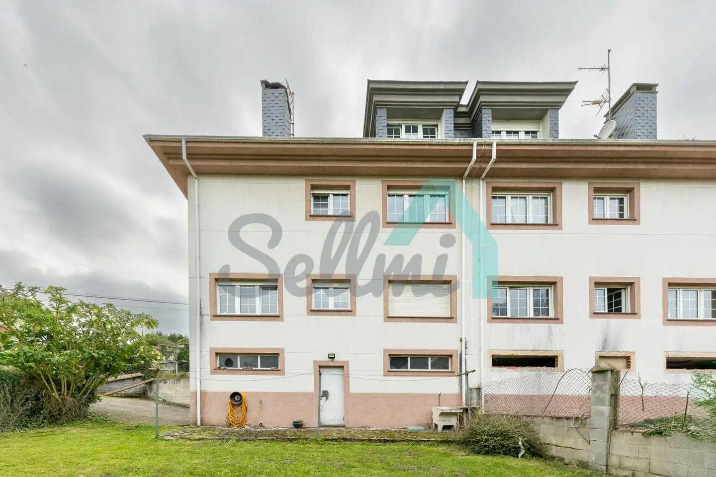 Vista exterior de Casa adosada en venta en El Franco  con Calefacción, Jardín privado y Parquet