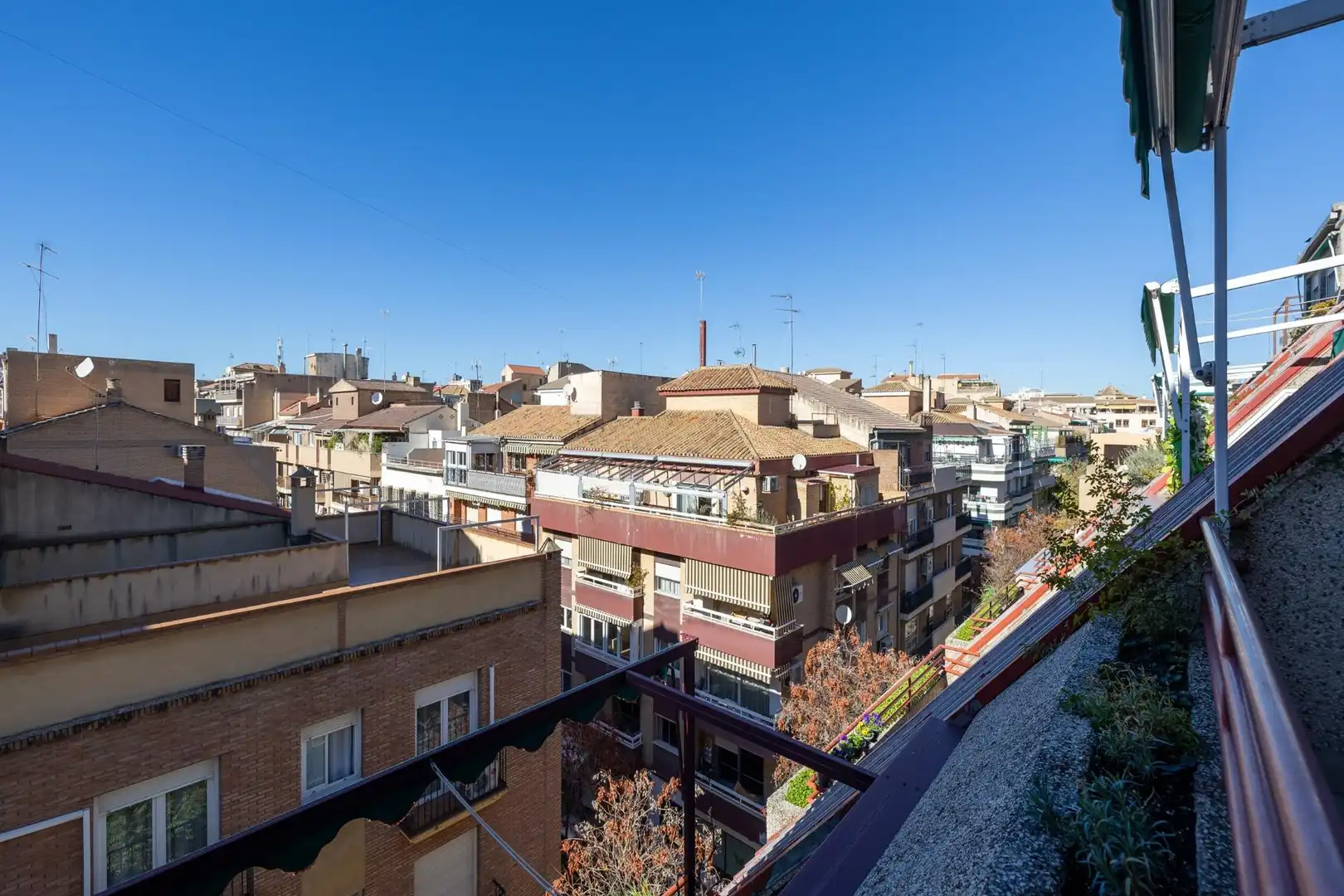 Außenansicht von Dachboden zum Verkauf in Granada mit Terrasse
