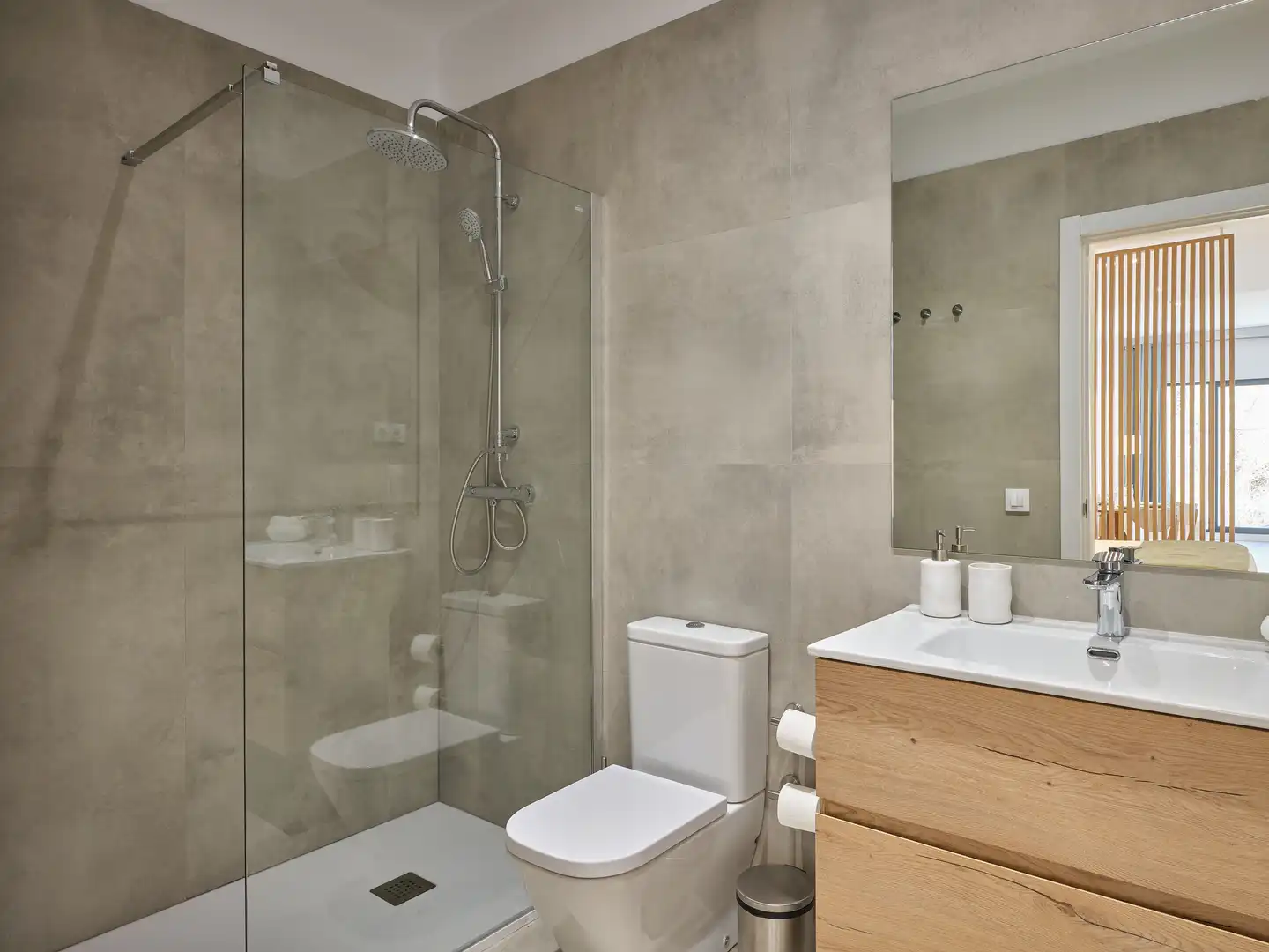 Bathroom of Apartments for rent in Madrid  with Air Conditioner, Parquet flooring and Furnished