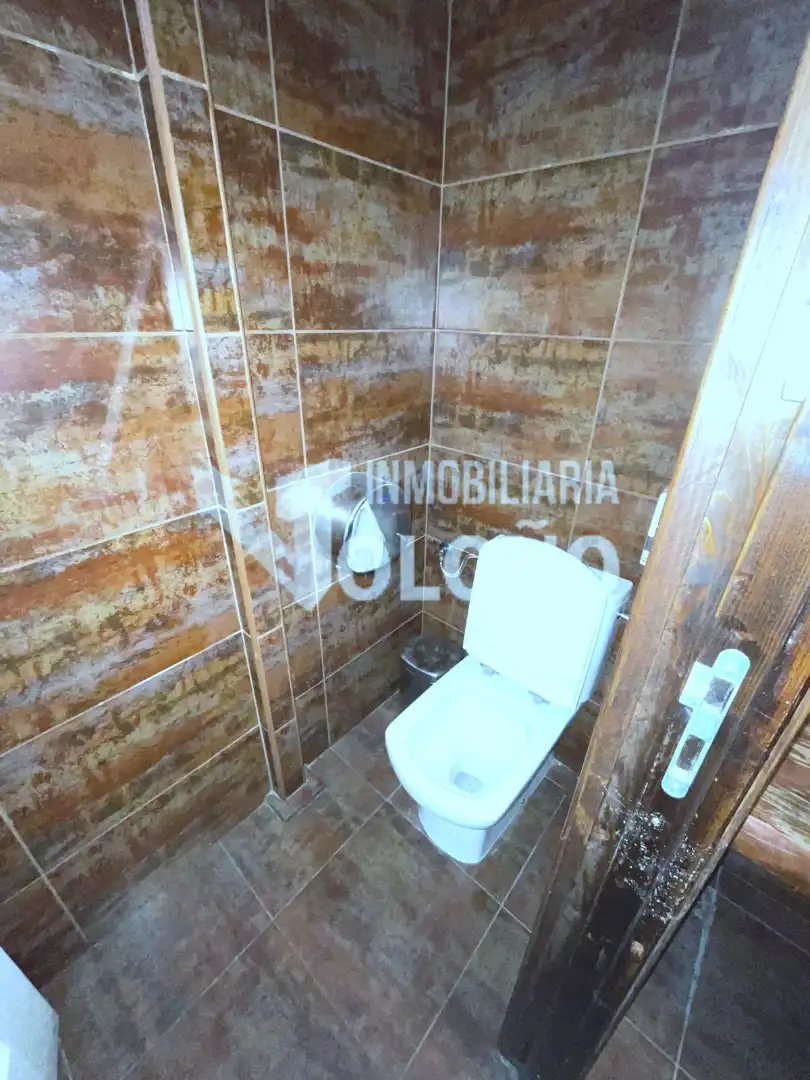 Badezimmer von Geschaftsraum zum Verkauf in Haro mit Klimaanlage, Parkett und Möbliert