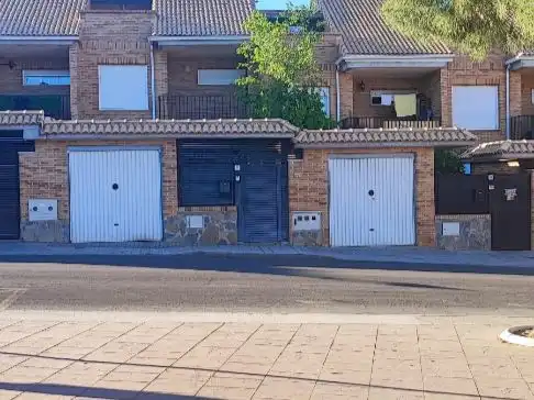 Villa con giardino in affitto a Calle Miraflores 27
