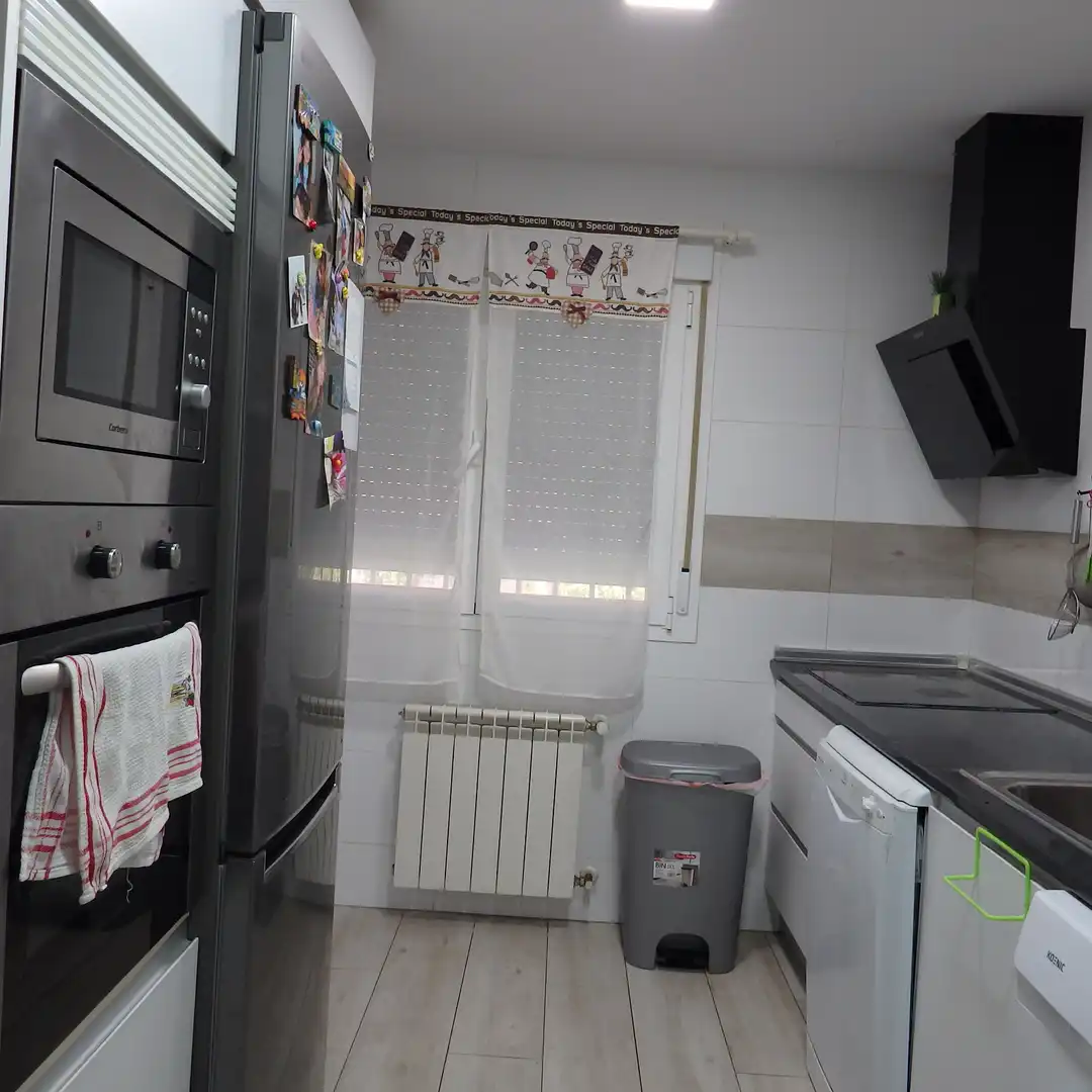 Cuina de Casa o xalet en venda en Cedillo del Condado amb Aire condicionat, Calefacció i Jardí privat