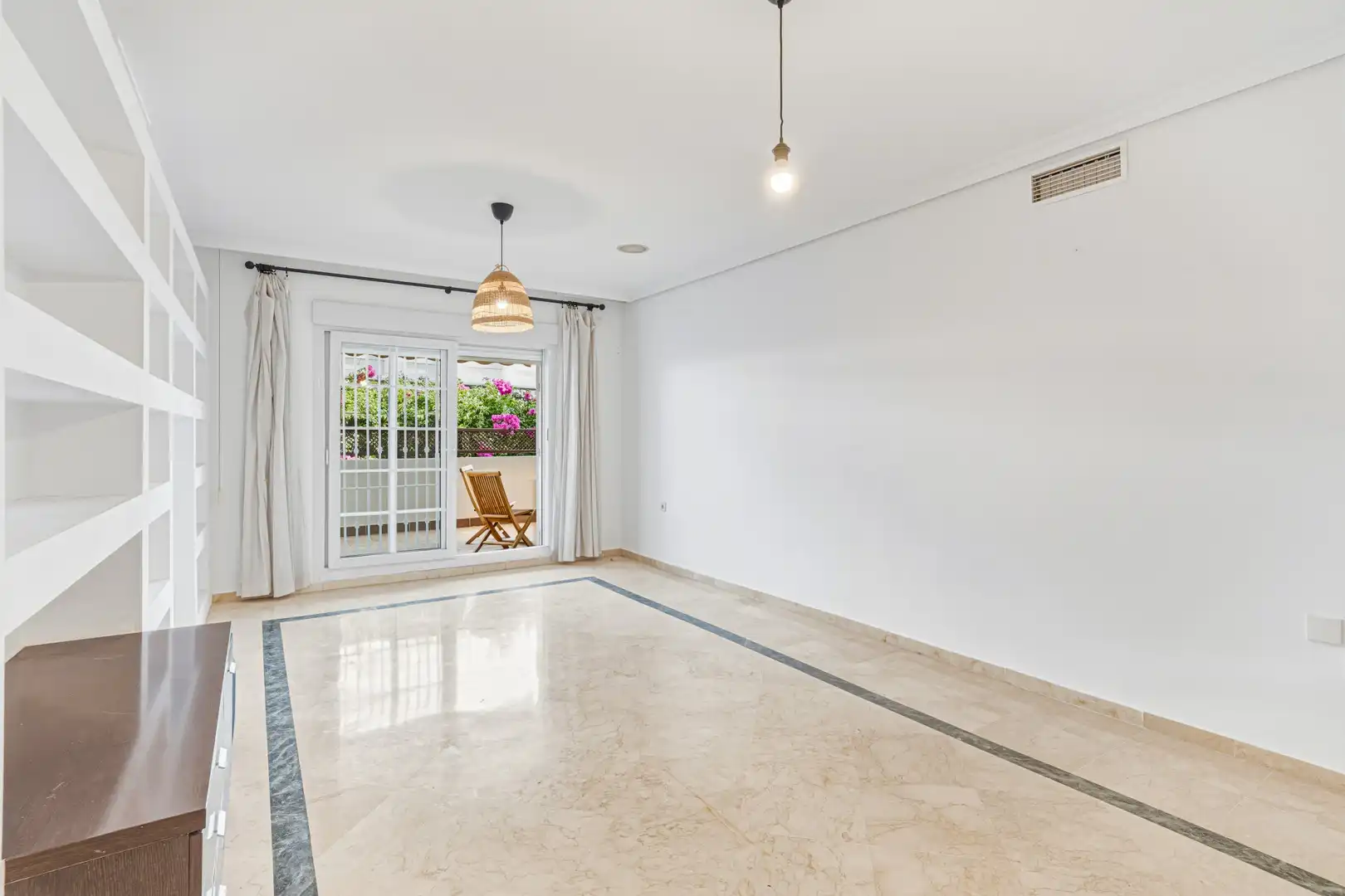 Sala d'estar de Planta baixa en venda en Marbella amb Aire condicionat, Terrassa i Piscina
