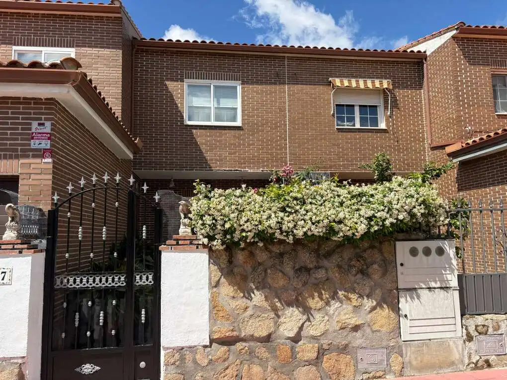 Vista exterior de Casa adosada en venta en Montearagón con Aire acondicionado, Calefacción y Terraza