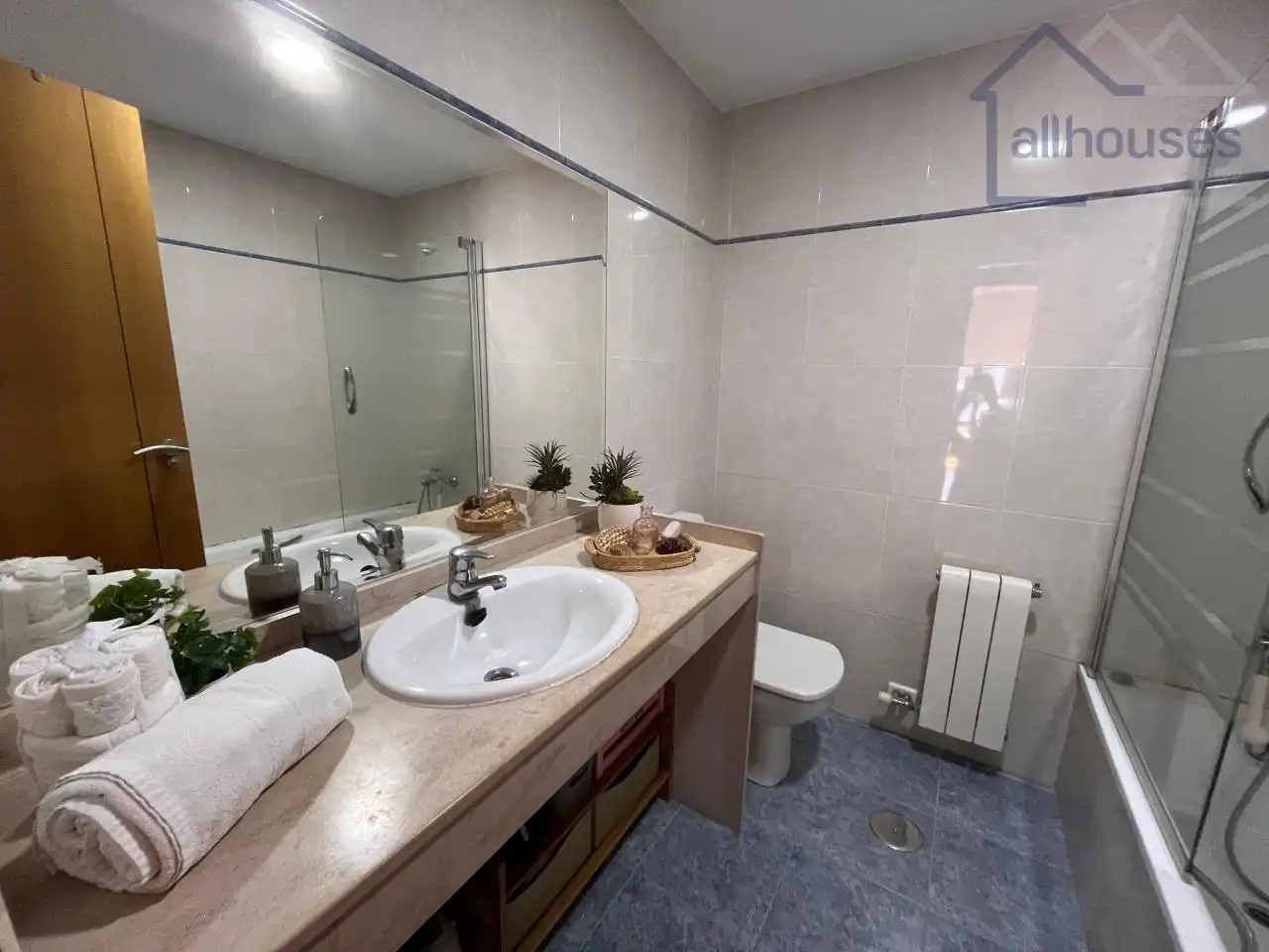 Baño de Apartamento en venta en Vigo  con Calefacción, Piscina y Amueblado