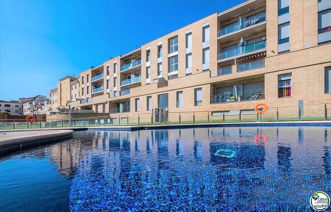 Piscina de Apartament en venda en Empuriabrava amb Piscina i Moblat