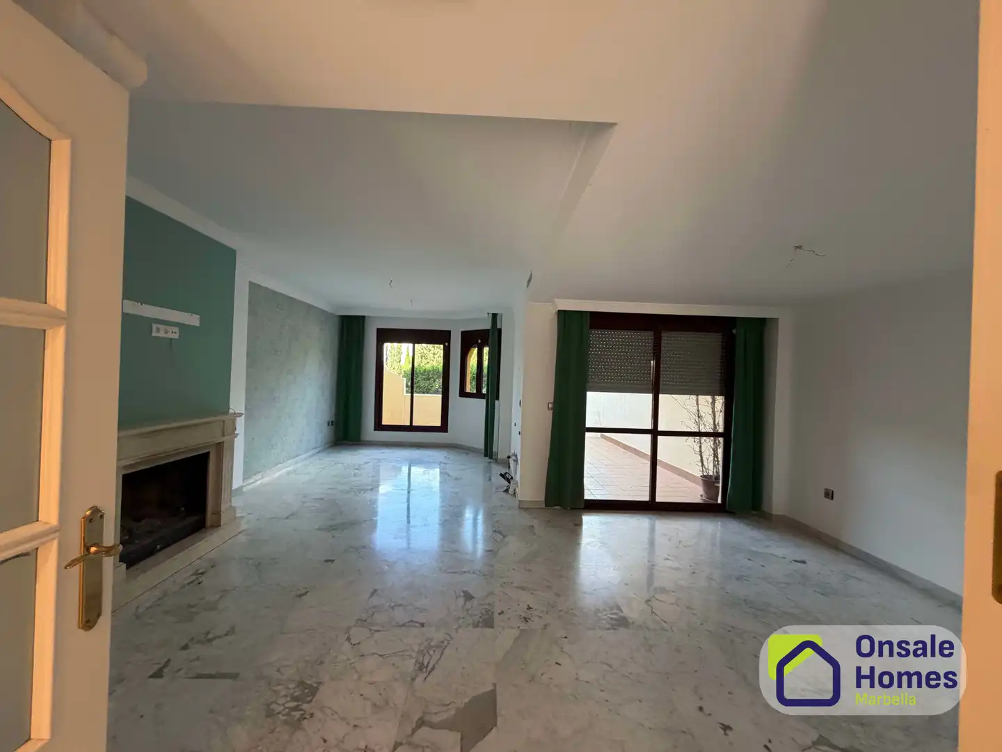 Sala de estar de Casa adosada en venta en Marbella con Aire acondicionado, Jardín privado y Terraza