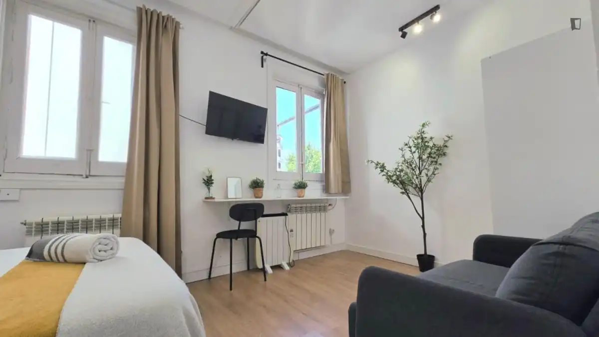 Dormitori de Apartament de lloguer en Madrid amb Moblat, Forn i Rentadora