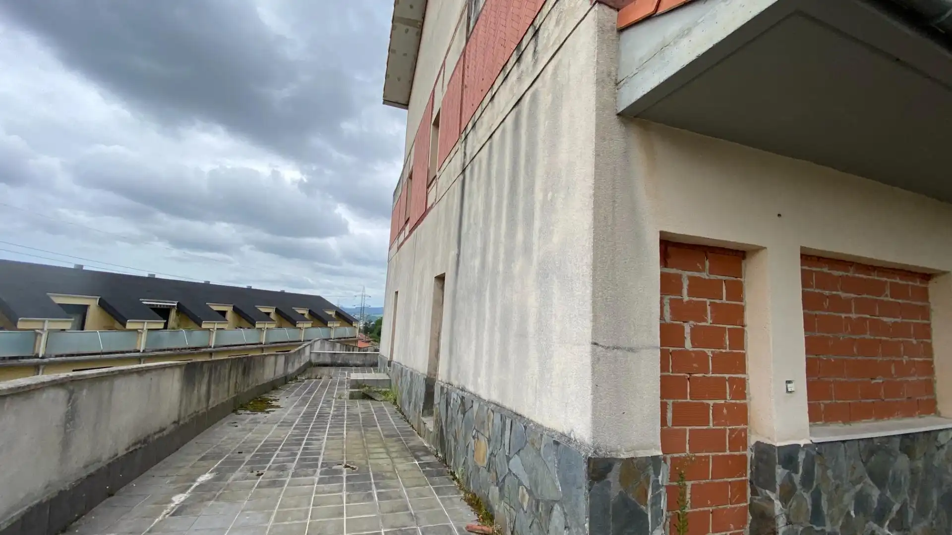 Außenansicht von Gebäude zum Verkauf in Cartes