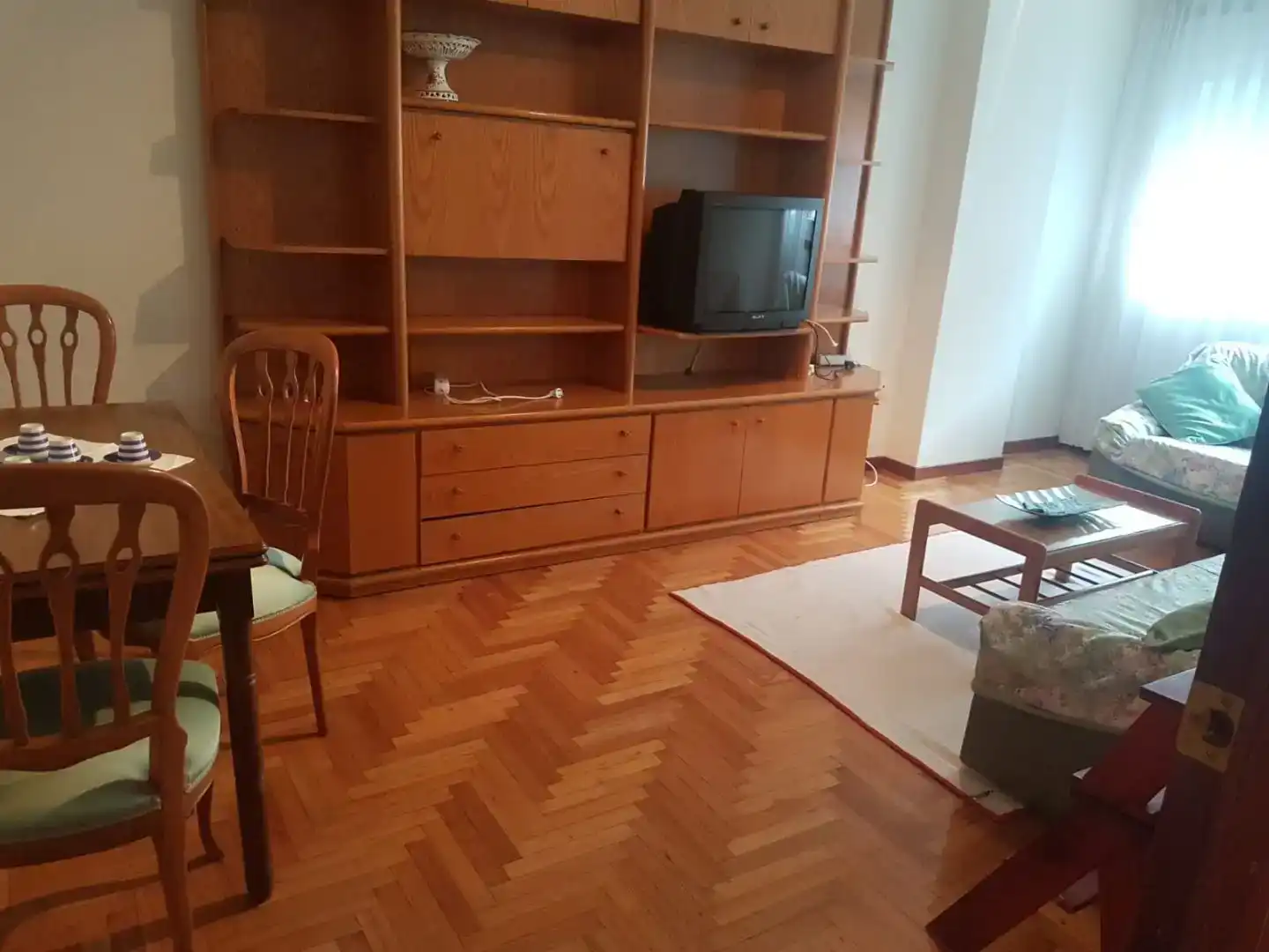 Sala d'estar de Pis de lloguer en Vigo  amb Parquet i Moblat