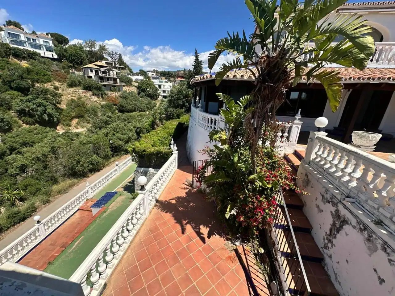 Vista exterior de Casa o xalet de lloguer en Marbella amb Jardí privat, Terrassa i Piscina