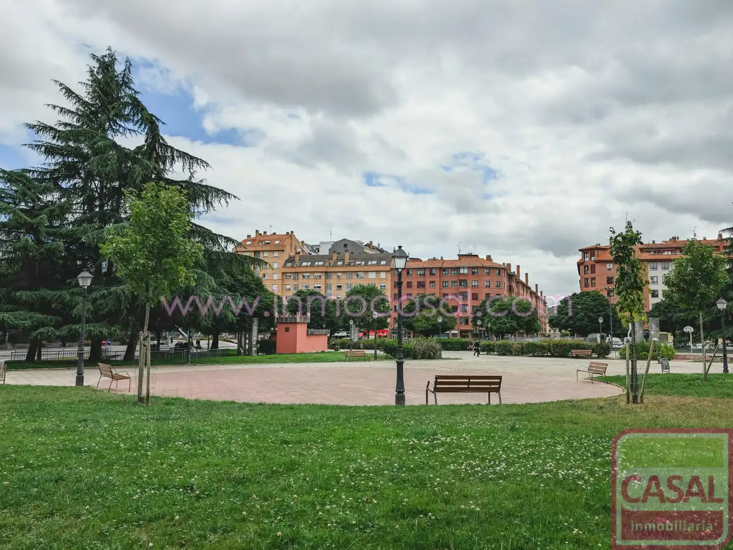 Vista exterior de Piso en venta en Oviedo  con Calefacción, Trastero y Amueblado
