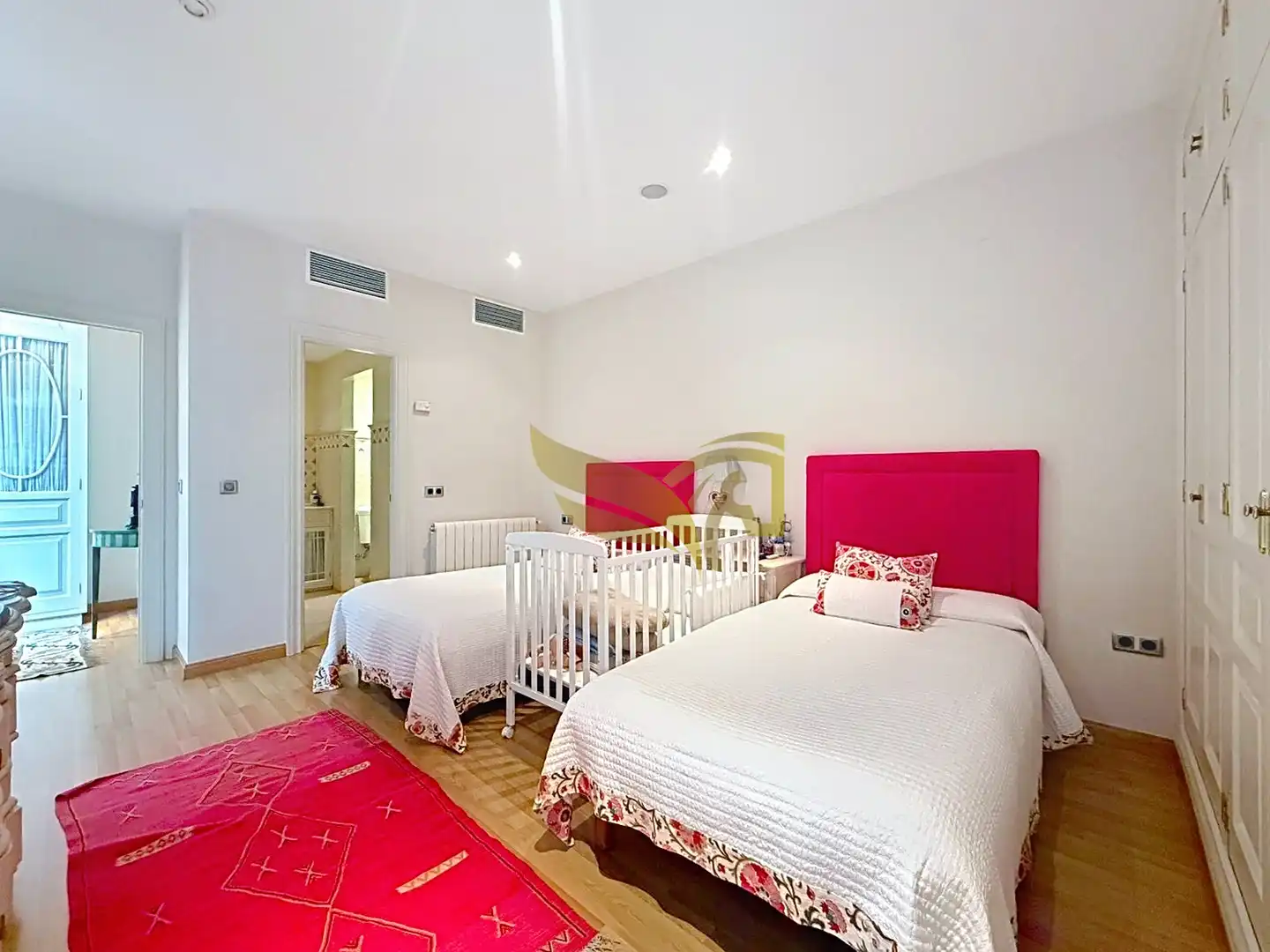 Schlafzimmer von Einfamilien-Reihenhaus zum Verkauf in Sevilla mit Klimaanlage, Heizung und Privatgarten