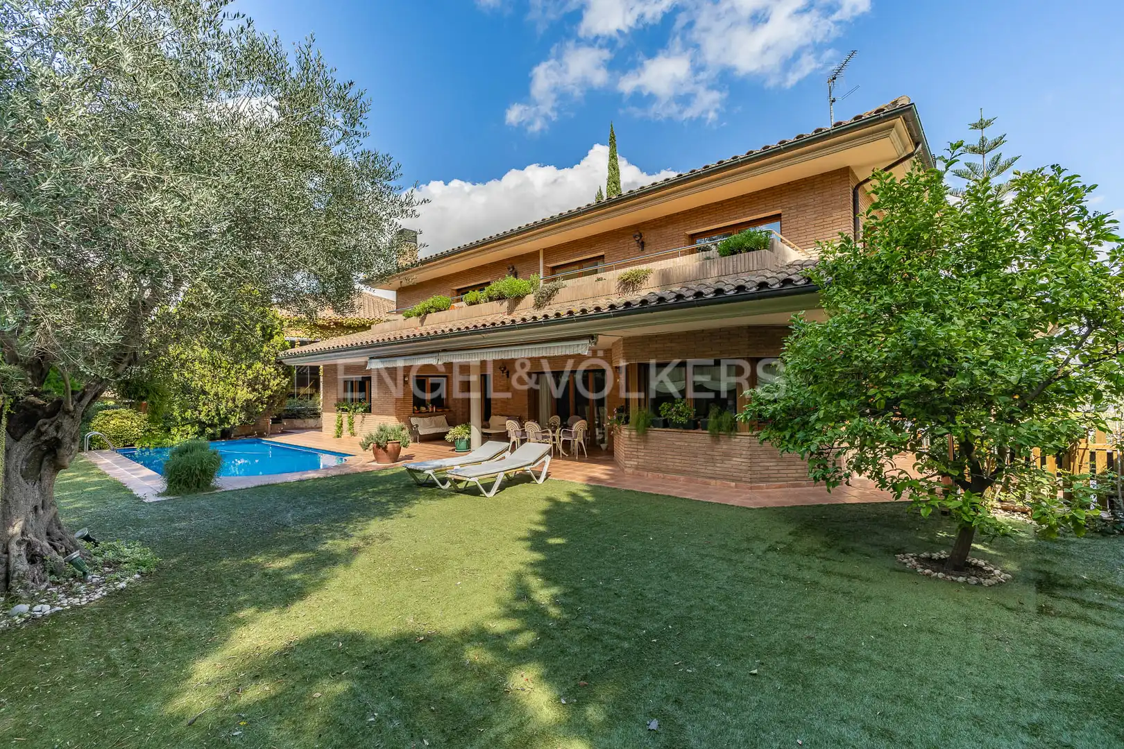 Vista exterior de Casa o chalet de alquiler en Sant Cugat del Vallès con Calefacción, Jardín privado y Piscina