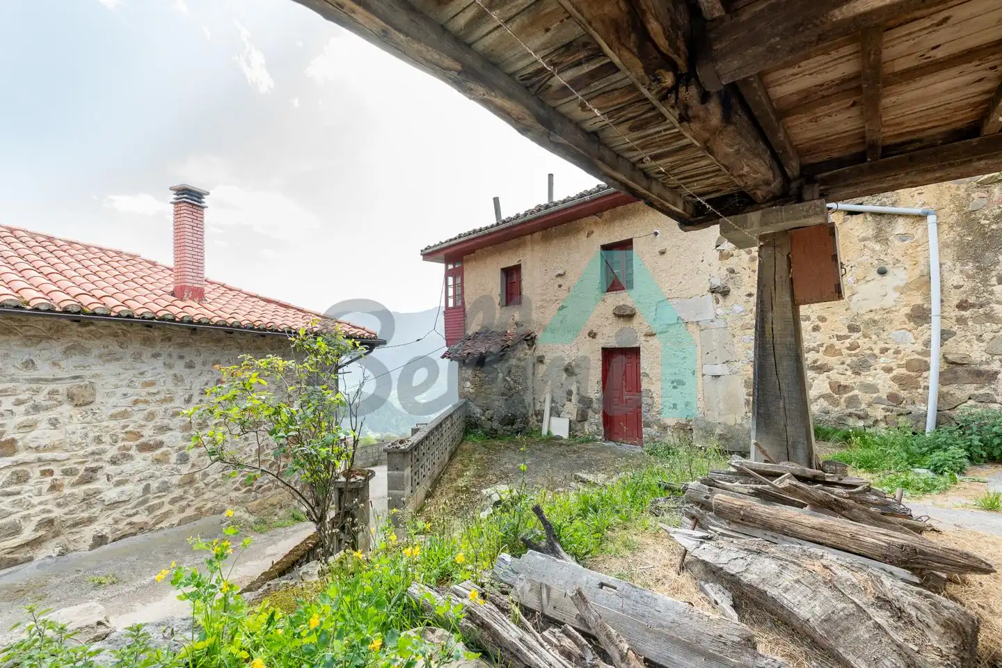 Außenansicht von Einfamilien-Reihenhaus zum Verkauf in Quirós mit Privatgarten und Terrasse