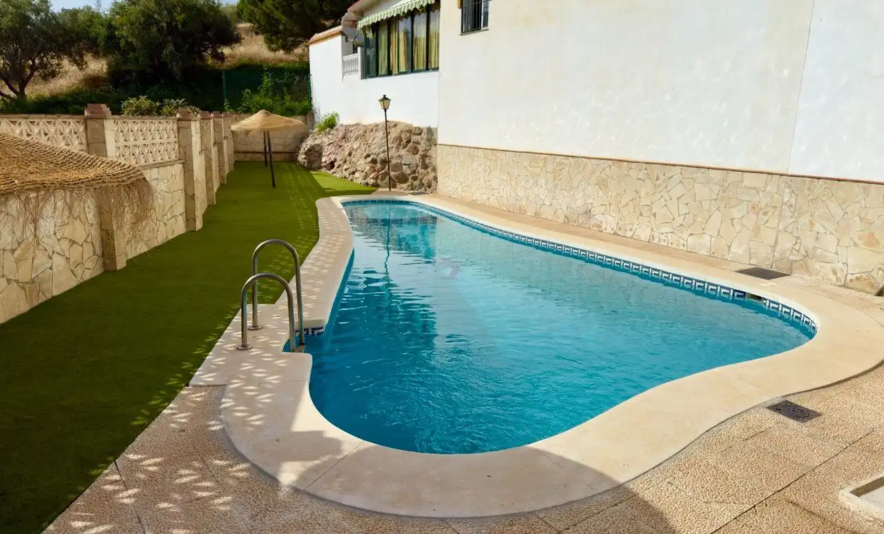 Piscina de Casa adosada en venda en Rincón de la Victoria amb Aire condicionat, Jardí privat i Traster