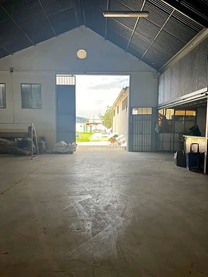 Vista exterior de Nave industrial en venta en Lucena