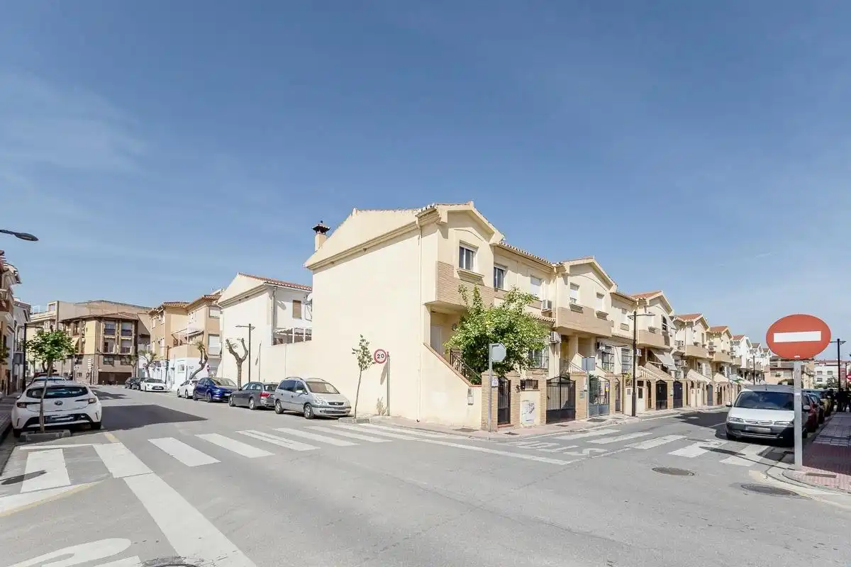 Vista exterior de Casa adosada en venta en Armilla